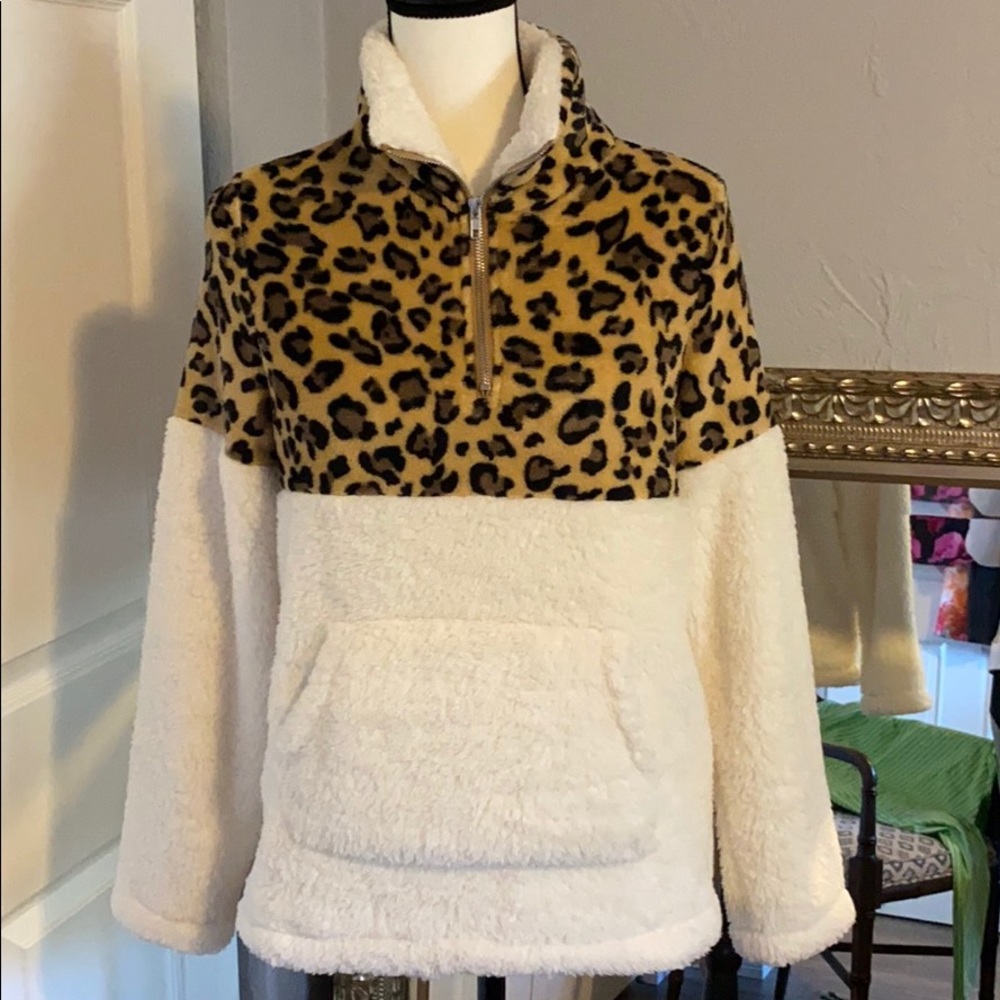 NEW C&D&M fleece leopard pull over❤️